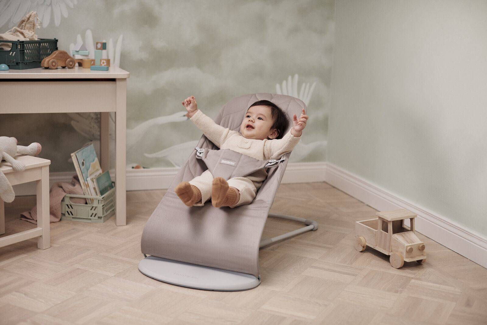 Шезлонг для немовлят BabyBjorn Bouncer BLISS Woven Petal Quilt Sand Grey