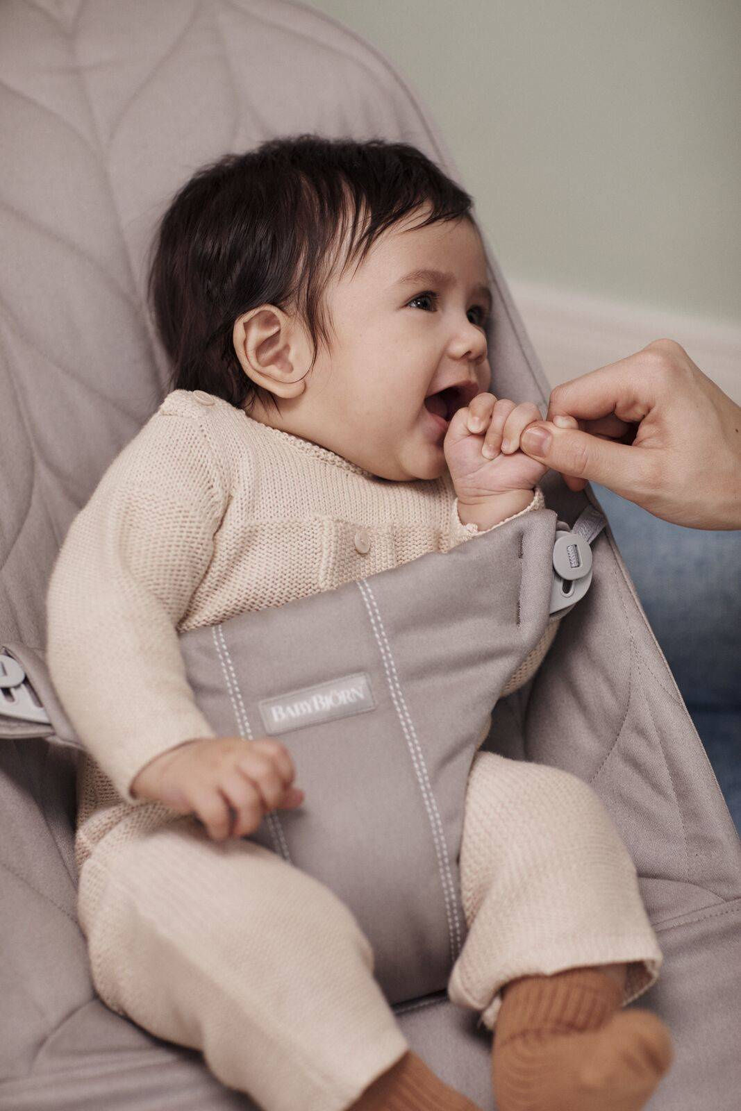 Шезлонг для немовлят BabyBjorn Bouncer BLISS Woven Petal Quilt Sand Grey